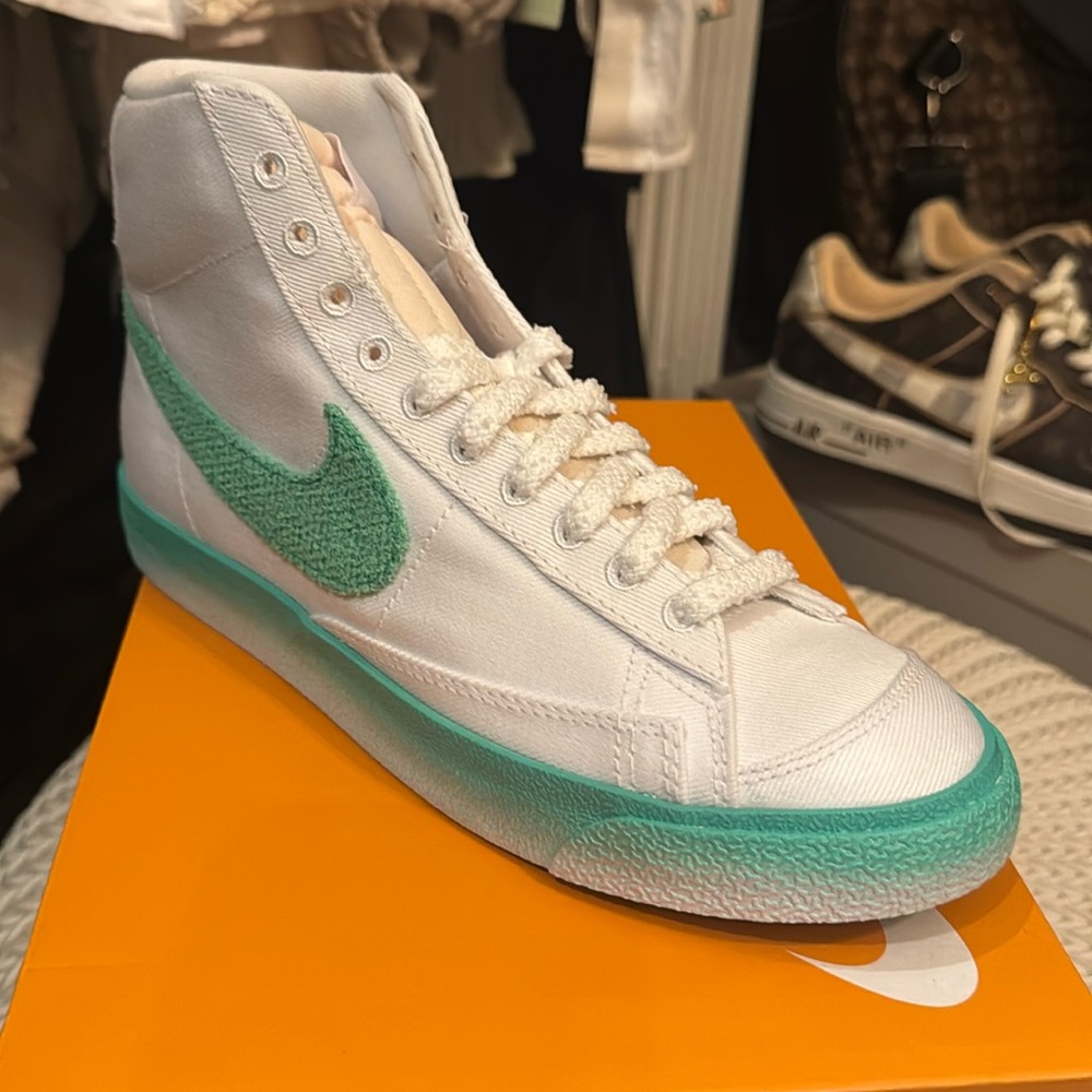 New in box women’s Nike blazers mid